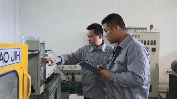 师彭志宏,秉持吃苦耐劳精神,长期深入一线参与企业的产品和工艺研究
